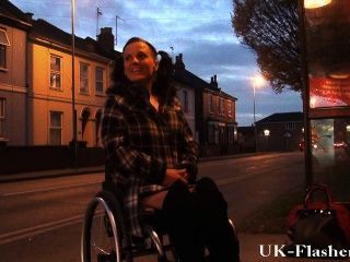 Leah Caprice Flashing Coño En Público De Su Silla De Ruedas Con Discapacitados