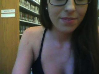 Chica Con Gafas En La Biblioteca