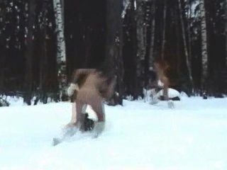Dos Adolescentes Desnudos Se Divierten En La Nieve