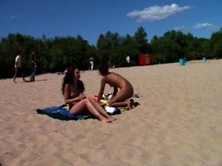 Nudista Adolescente Desnuda Deja Que El Agua Le Bese El Cuerpo