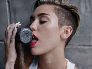 Miley Cyrus - Bola De Demolición