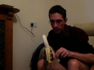 Faggot Comiendo Plátano