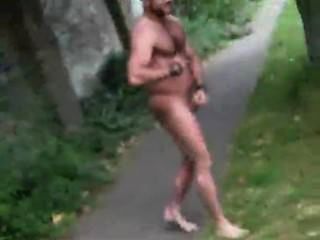 Musculoso Caminar Desnudo En El Parque