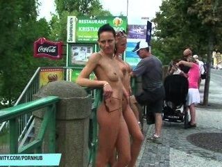 Leonelle Y Laura Desnuda En Las Calles Públicas