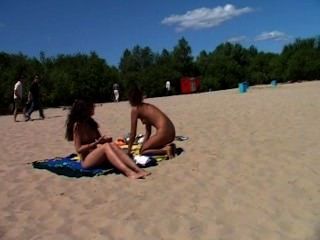 Playa Nudista Muestra Dos Adolescentes Magníficos Desnudos