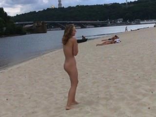 Amigos Adolescentes Desnudos Jugar En Una Playa Pública