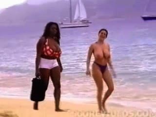 Enormes Tetas En La Playa Con Topless